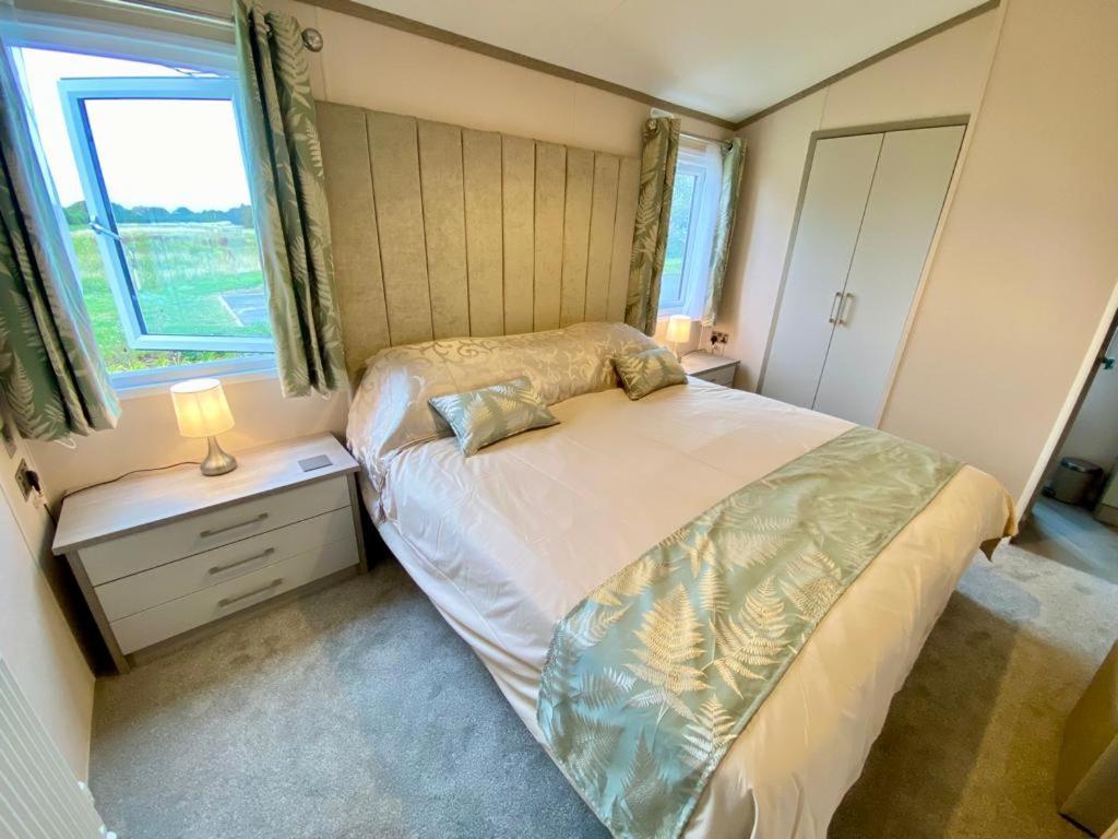 The Lodge Selsey Exteriör bild